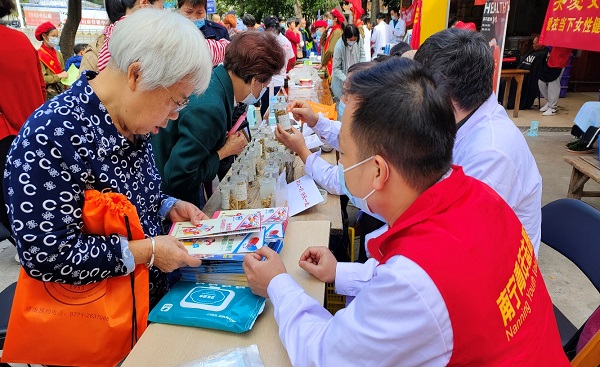 “学雷锋 做先锋 志愿服务在行动”主题党日活动